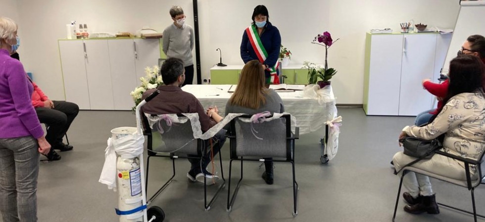 Andrea e Giulia (nomi di fantasia), sposati dall'assessora Chiara Maule